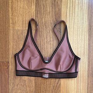 ALO Yoga Airlift Lineup Bra in Chestnut